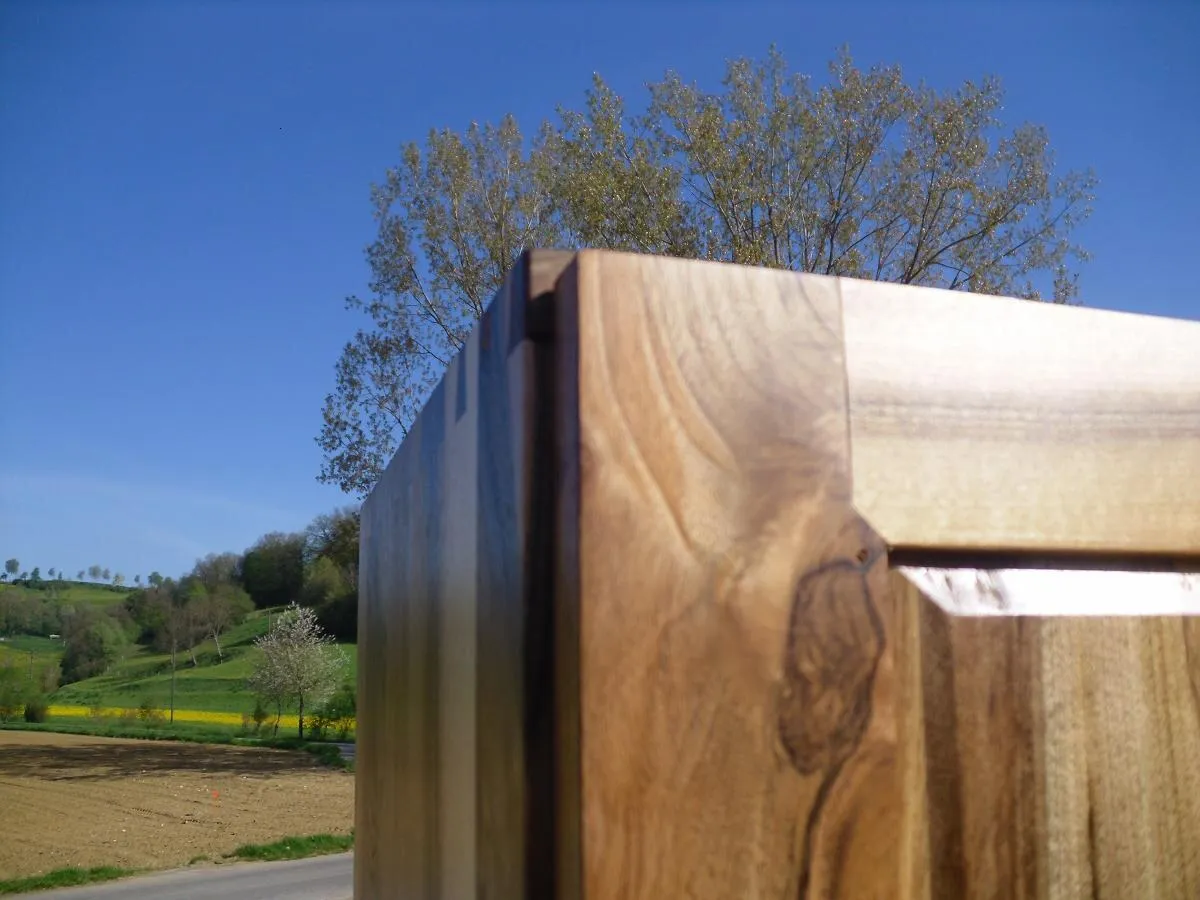 Gezinkte Ecke eines Nussbaumkorpus im Freien, im Hintergrund eine Wiese