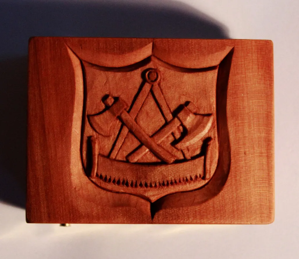 Rechteckiges Relief aus Birnbaumholz mit Wappenschild, Zirkel, Beil und Zimmermannssäge