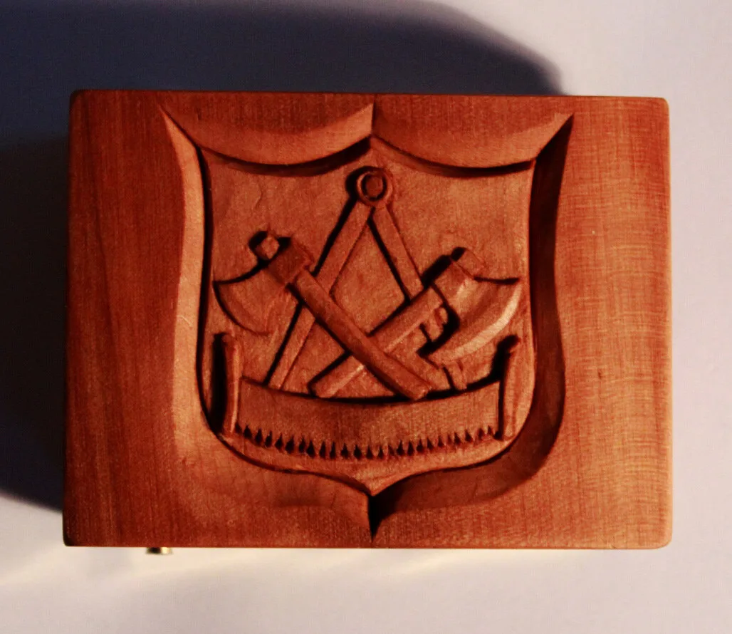 Rechteckiges Relief aus Birnbaumholz mit Wappenschild, Zirkel, Beil und Zimmermannssäge