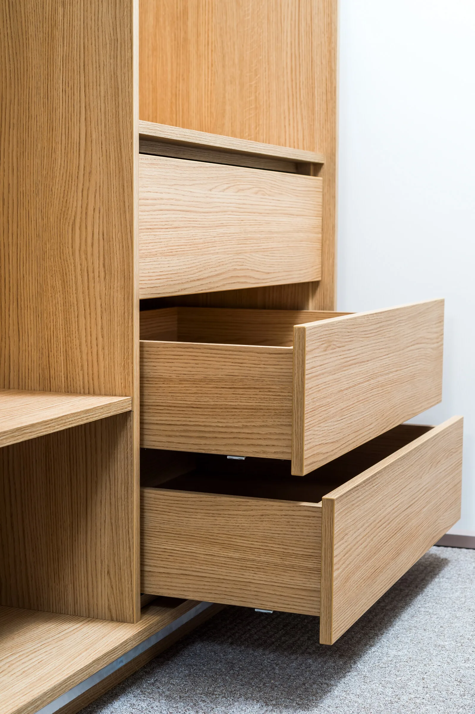 Ausgezogene Eichenschubkästen mit sichtbarer Zinkung in einem Einbauschrank